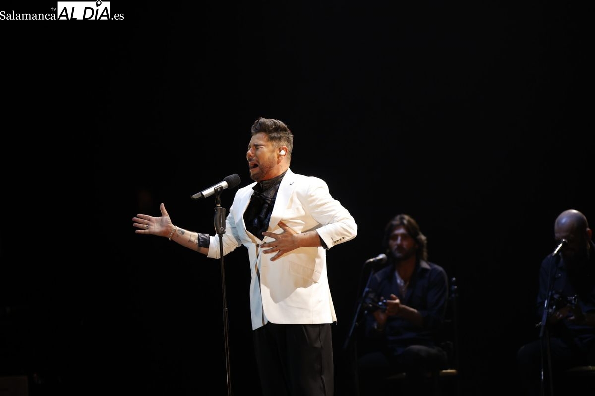 Miguel Poveda encandila al público en su concierto de Salamanca