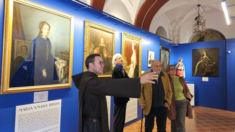El Conde de Siruela visita la exposición De Claris Mulieribus en Alba de Tormes