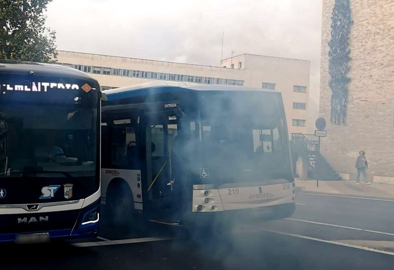 Susto en el paseo de San Vicente por el incendio de un autobús