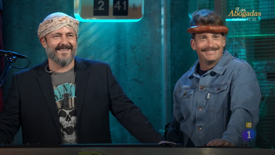 Un farinato ‘vuela’ y acaba en la cabeza de Grison en la 1ª emisión en pleno prime time de ‘La Revuelta’