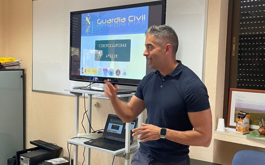 La Guardia Civil imparte a una veintena de empresarios una charla sobre delitos cibernéticos