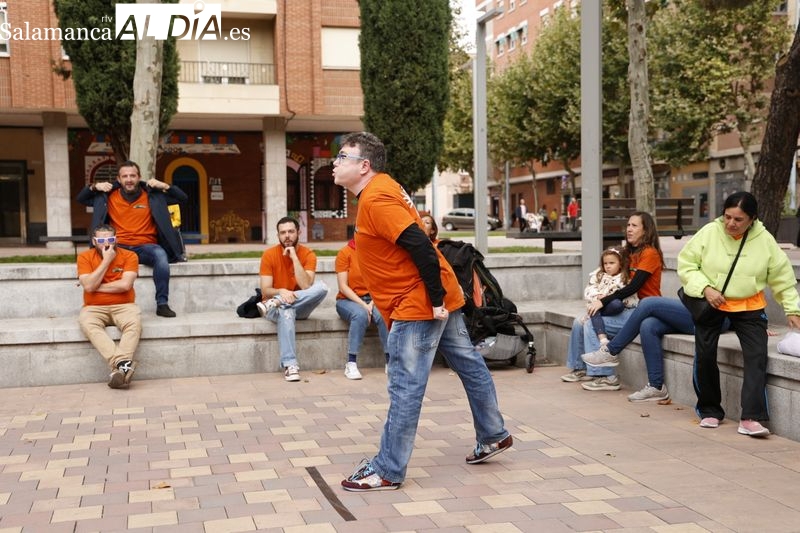 Garrido se divierte con El aceitunazo, el concurso de lanzamiento de hueso de aceituna 