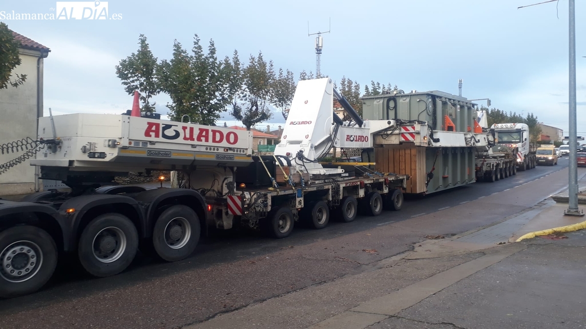 Un convoy de más de 50 metros causa gran expectación a su paso por pleno centro de Lumbrales