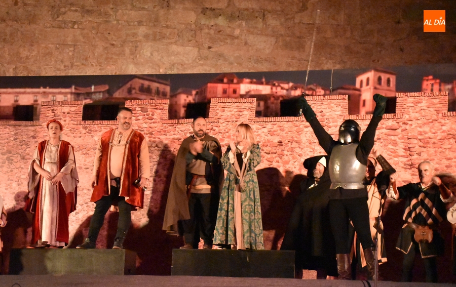 La apuesta por el humor en la versión más compleja de La Conjura encandila al público