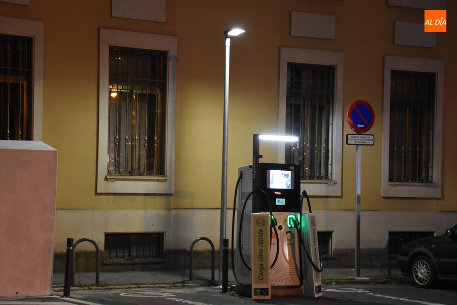 Activa la 2ª electrolinera de la Avenida de Béjar, que brinda otro punto de luz