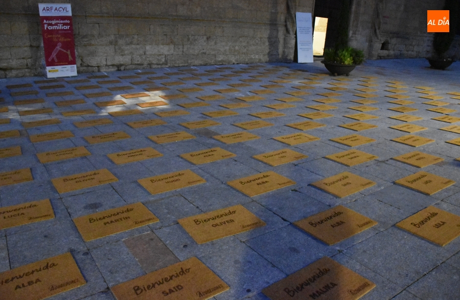 Más de 300 felpudos cubren la Plazuela del Conde para animar a acoger niñ@s