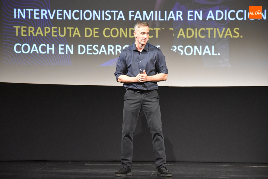 Javier Ortiz completa con una sesión abierta sus charlas en torno a las adicciones