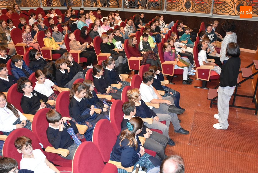 Alumnos de Primaria y de la Escuela de Adultos presencian ‘El Cielo de Sefarad’ en Provincia a Escena
