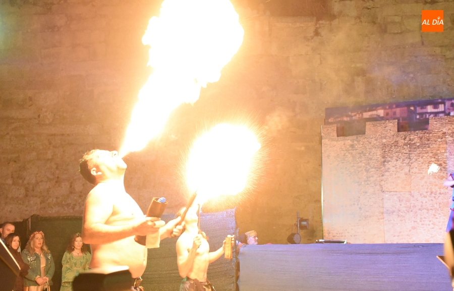 El fuego y la música de Saltimbancos de Santa María redondean el larguísimo sábado de Feria