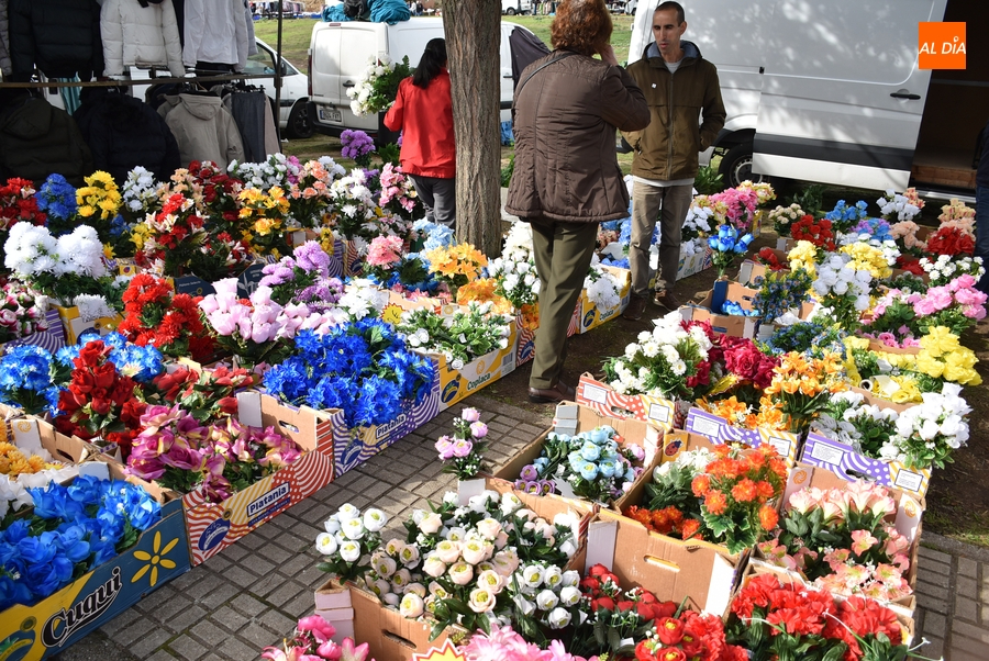 El mercadillo suma colorido con las flores para el Día de Todos los Santos