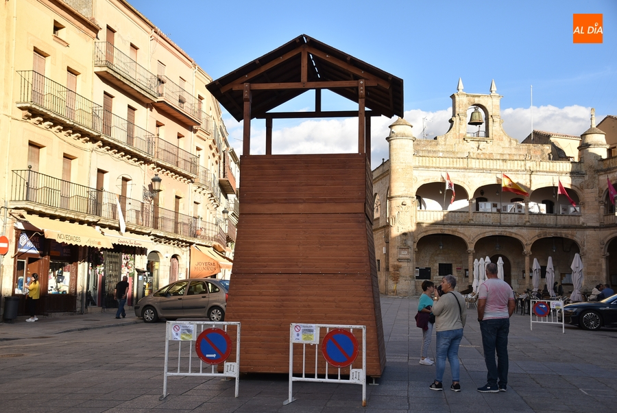 La Torre de Asedio ya preside la Plaza Mayor mirobrigense