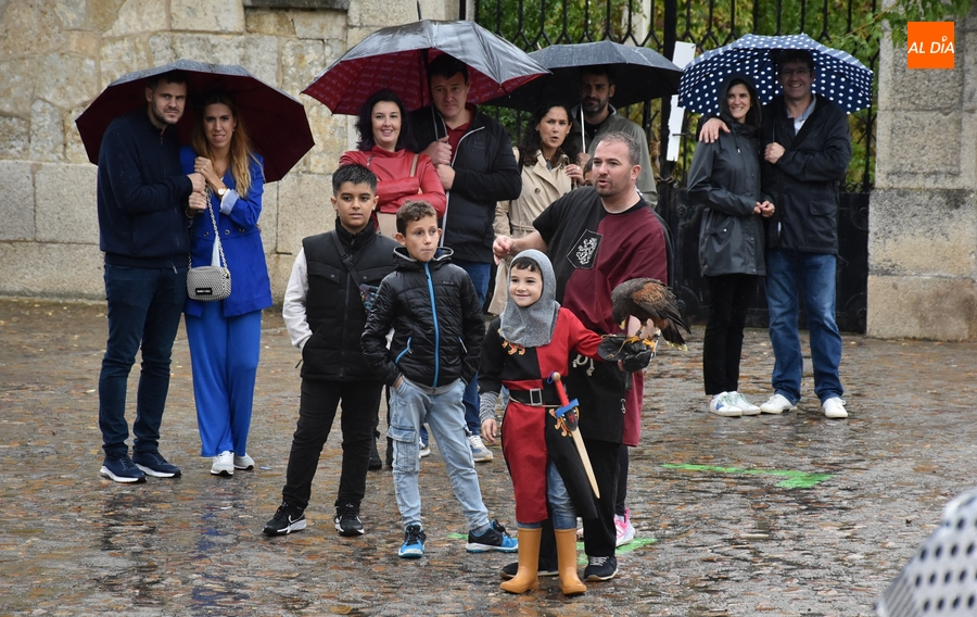 La Feria Medieval logra mantener su programación matinal, adaptándola, pese a la visita de la lluvia