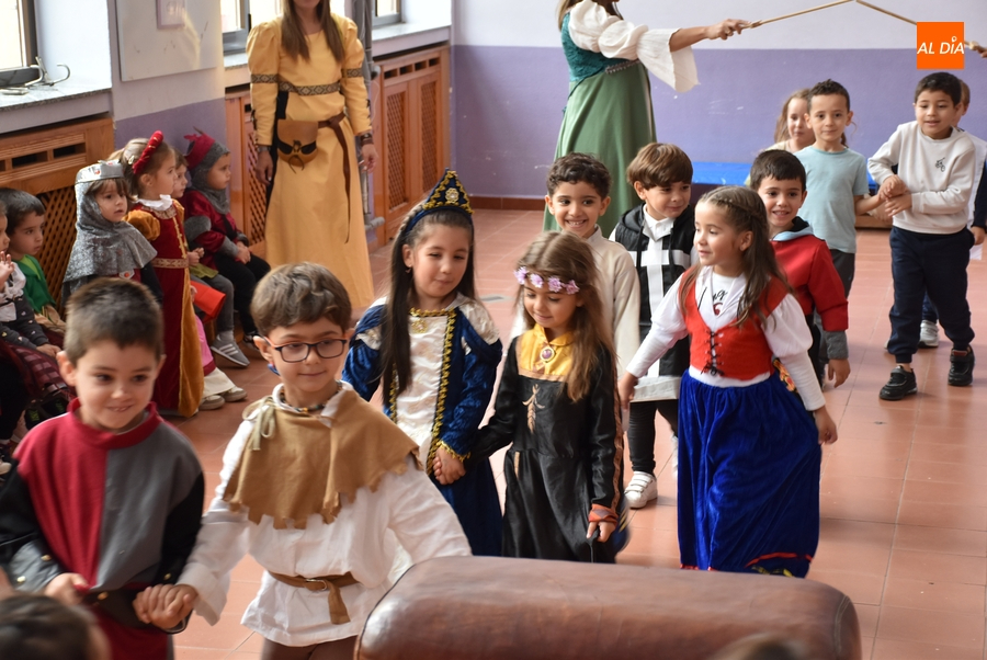 Los alumnos de Infantil y Especial de San Francisco danzan por la llegada de la Feria Medieval