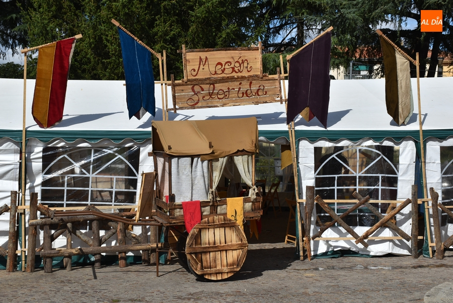 Los mirobrigenses se acercan a recoger sus trajes mientras van abriendo las paradas de la Feria