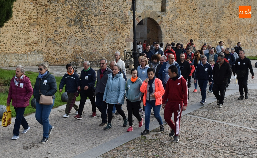 Más de 300 personas festejan los 60 años de Asprodes tomando parte en su tradicional Marcha