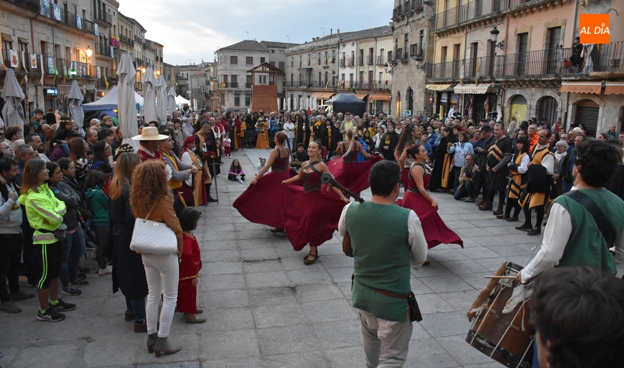 La Feria Medieval improvisa un concurrido final alternativo en la Plaza tras suspenderse las justas