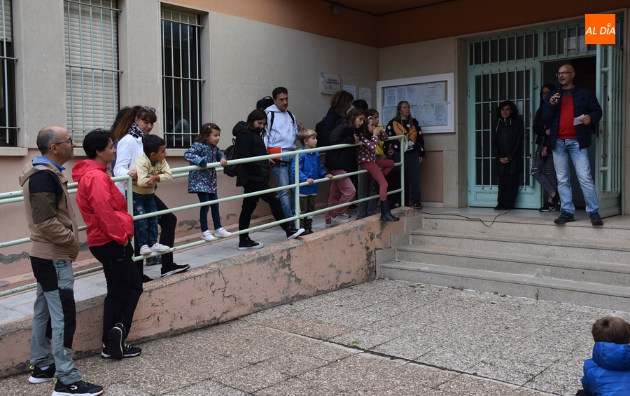 Alumnos y familias de la Escuela de Música elevan el tono de su protesta con una concentración
