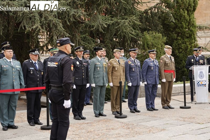 Condecoraciones y homenajes de la Policía Nacional frente a la Catedral