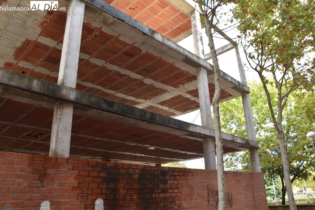 Malestar y temor en el Zurguén con el ‘esqueleto’, un edificio abandonado en el centro del barrio desde hace 18 años