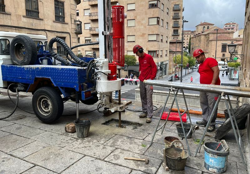 Primeros trabajos para la instalación de un ascensor en las escaleras de la Gran Vía