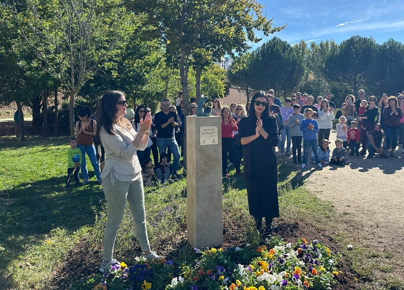 Una escultura recuerda a los bebés fallecidos durante la gestación o tras el parto