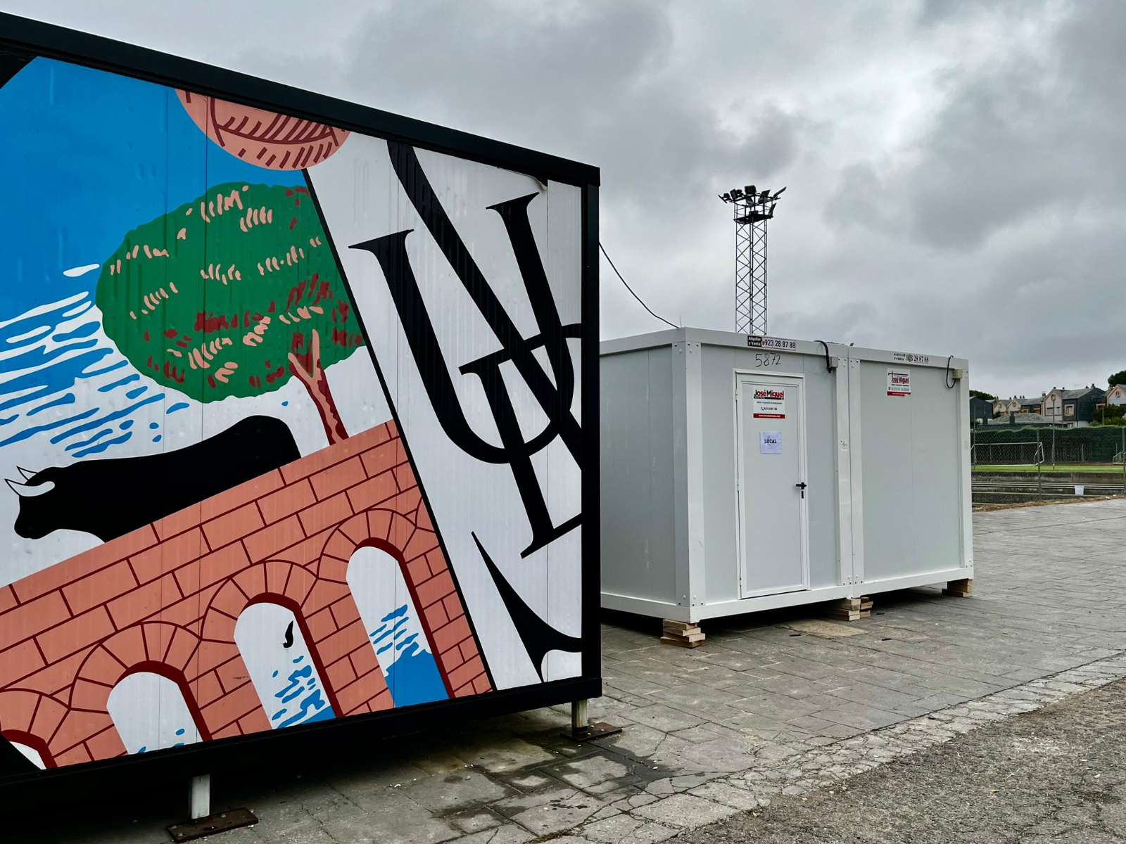 Instalados los vestuarios portátiles en el Tori y la Policía Nacional hará el saque de honor en el Salamanca UDS - Numancia