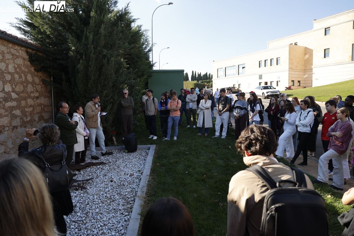 Homenaje a los fusilados por el franquismo en la tapia del cementerio de Salamanca (FOTOS y VÍDEO)