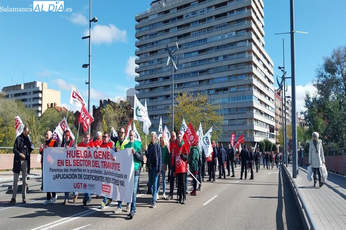 Reducción de la edad de jubilación y coeficientes reductores ya: unos 300 conductores de transportes de viajeros se manifiestan en Valladolid 
