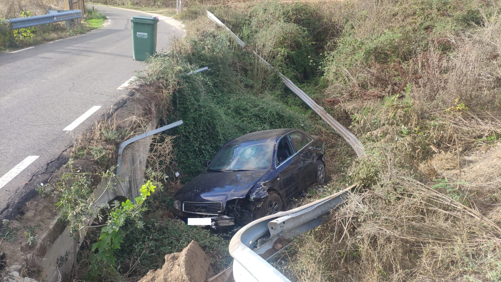 Un vehículo cae al antiguo regato de Torbellique tras salirse de la carretera vieja de Ivanrey