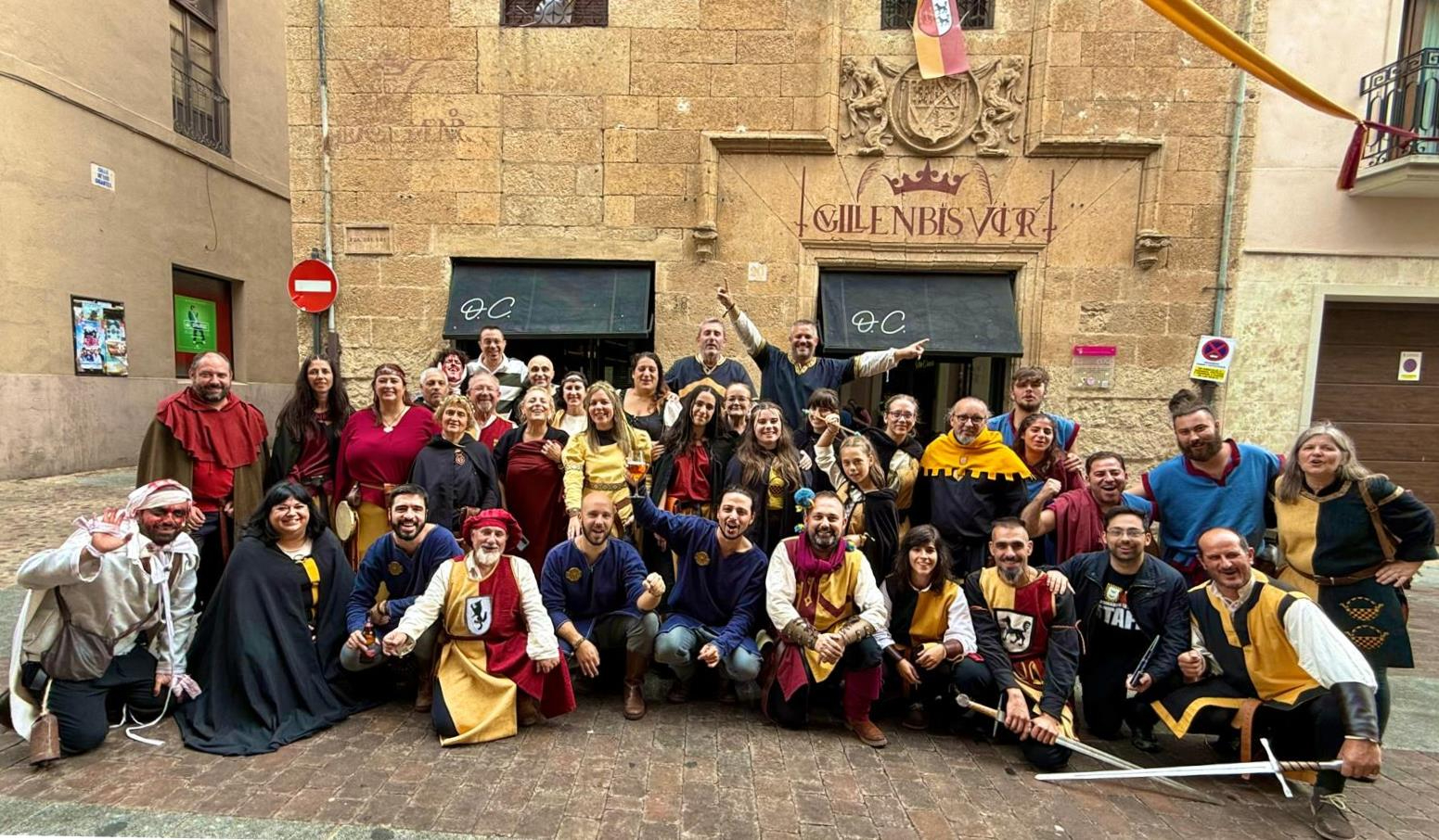 La Rúa del Sol acoge varios duelos de espadas dentro de la celebración por el éxito de la Feria