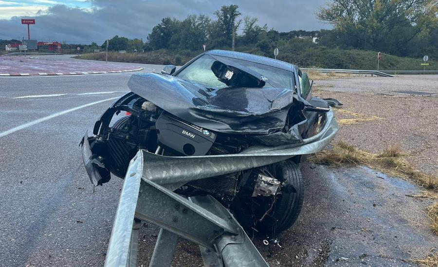 Un BMW portugués choca de forma aparatosa contra el guardarraíl en la rotonda de Gallegos