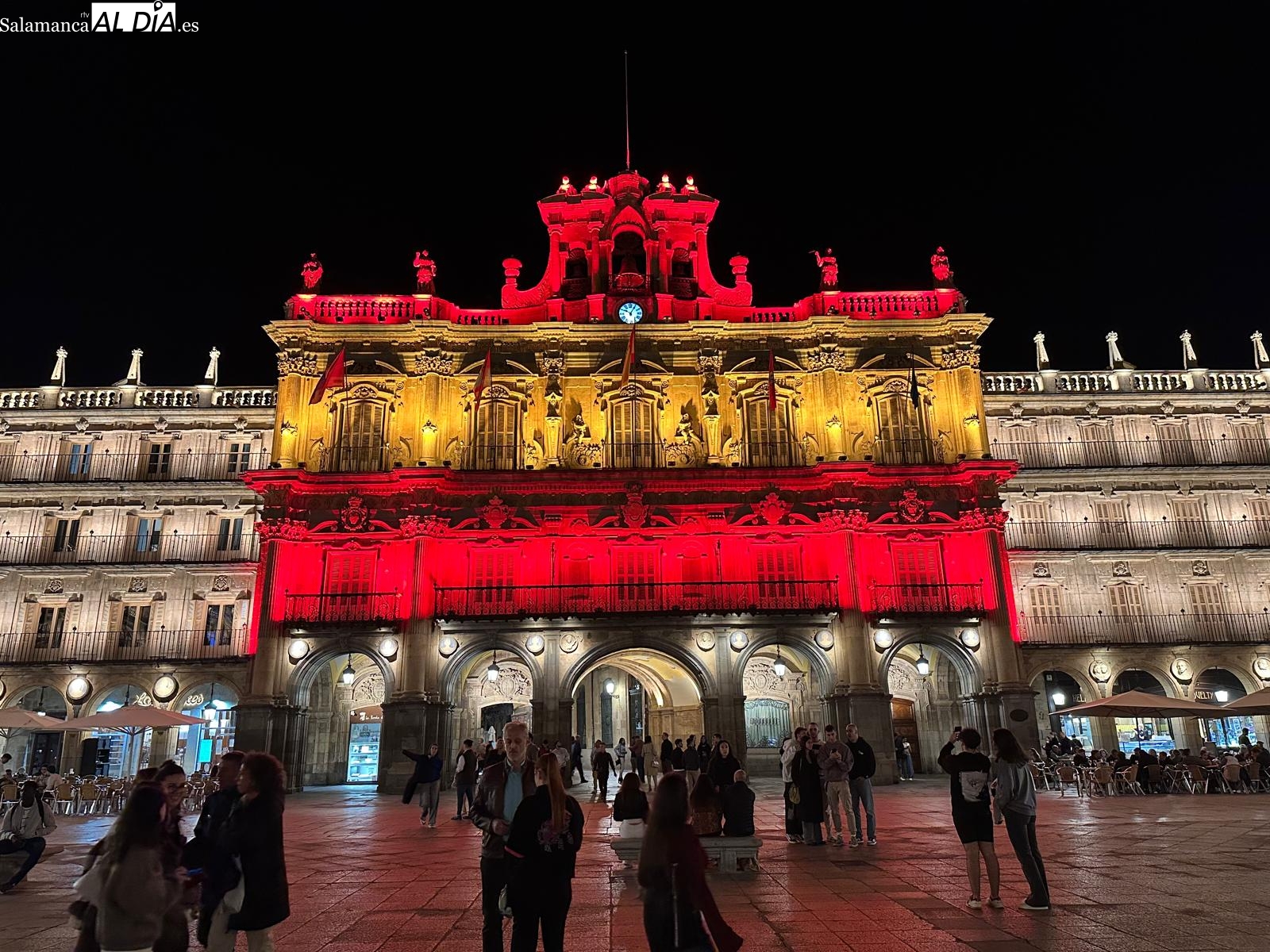 La bandera de España luce en la Plaza Mayor de Salamanca