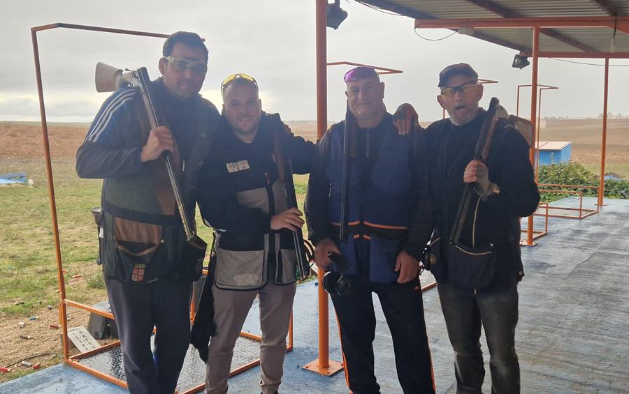 Miembros del Club Tiro al Plato Miróbriga disputan la última tirada de la temporada