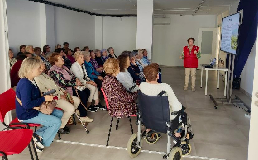 Más de 140 personas mayores reciben apoyo de Cruz Roja en Peñaranda para promover su autonomía