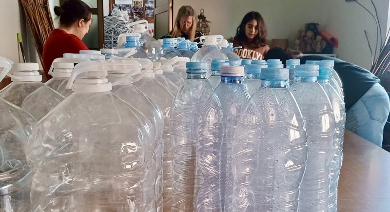 Reciclaje y colaboración vecinal para hacer un gran árbol de Navidad en Villoruela 