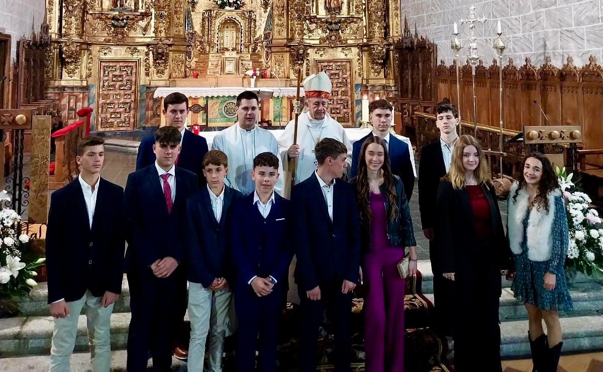 Once jóvenes reciben su confirmación en Macotera