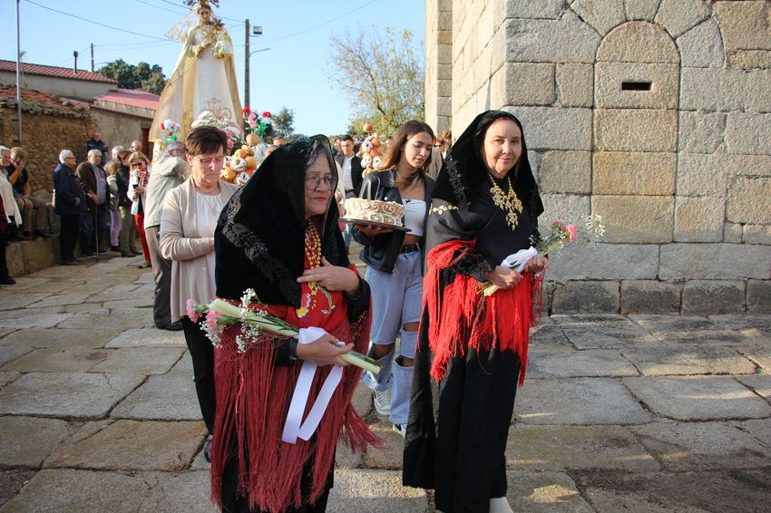 Las Madrinas ofrendan a la Virgen del Rosario en Bogajo roscas y ramos de melapios