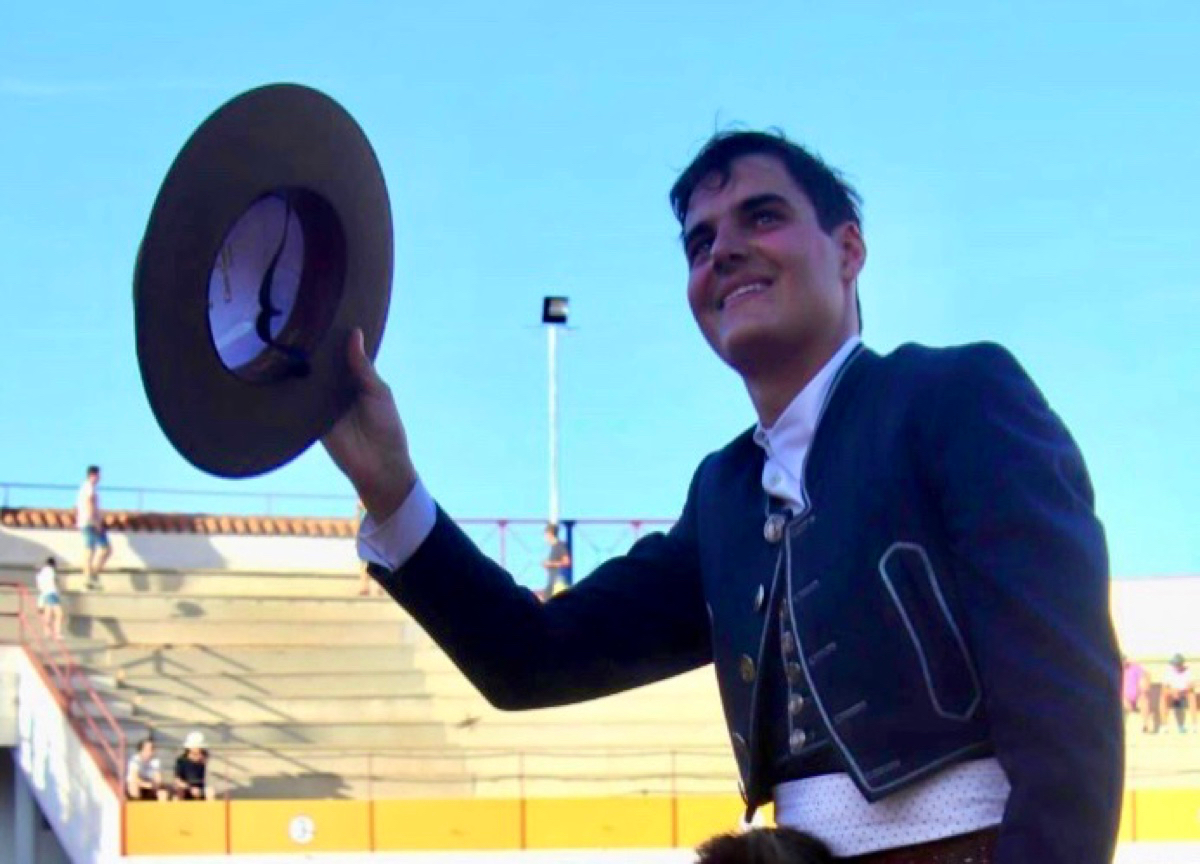 El rejoneador peñarandino Sergio Pérez, premio a la mejor faena en la feria de Nuestra Señora de San Lorenzo en Valladolid