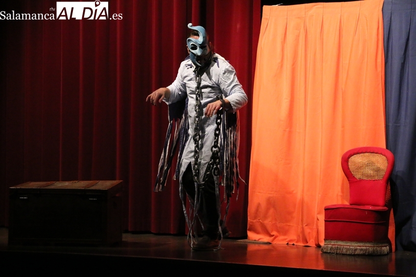 Los más pequeños disfrutan en Vitigudino del cuentacuentos ‘El sillón mágico’