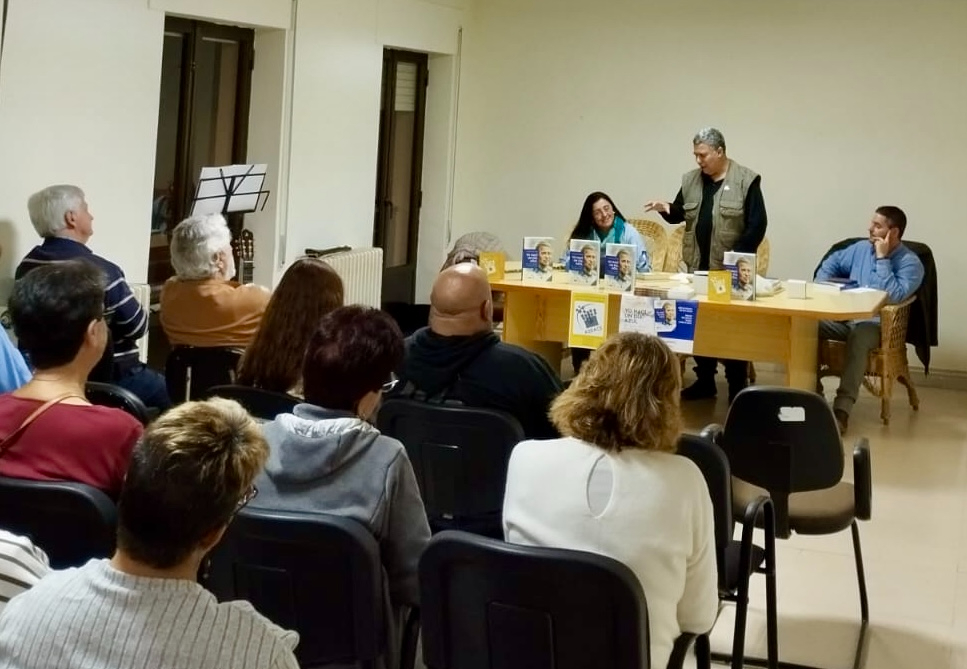 Arabayona de Mógica inicia sus fiestas patronales con la presentación del libro ‘Yo nací un día azul’ de Juan Carlos López Pinto