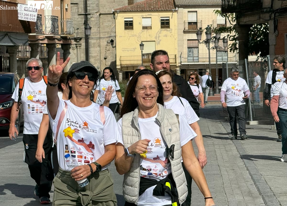 Una marea de camisetas blancas y vecinos, protagonista en la 8ª Marcha Solidaria de Villar de Gallimazo en favor de Aerscyl