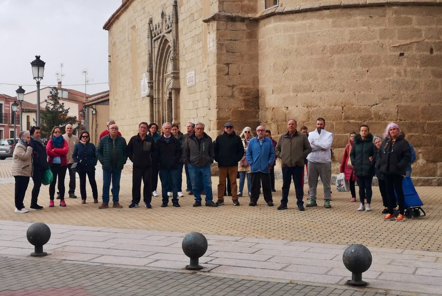 Macotera se concetra para guardar silencio por los fallecidos en la Dana y en apoyo a los afectados