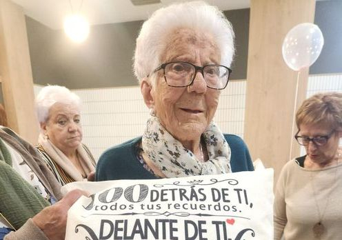 Pura, la nueva centenaria salmantina que canta, cuenta chistes y juega al dominó