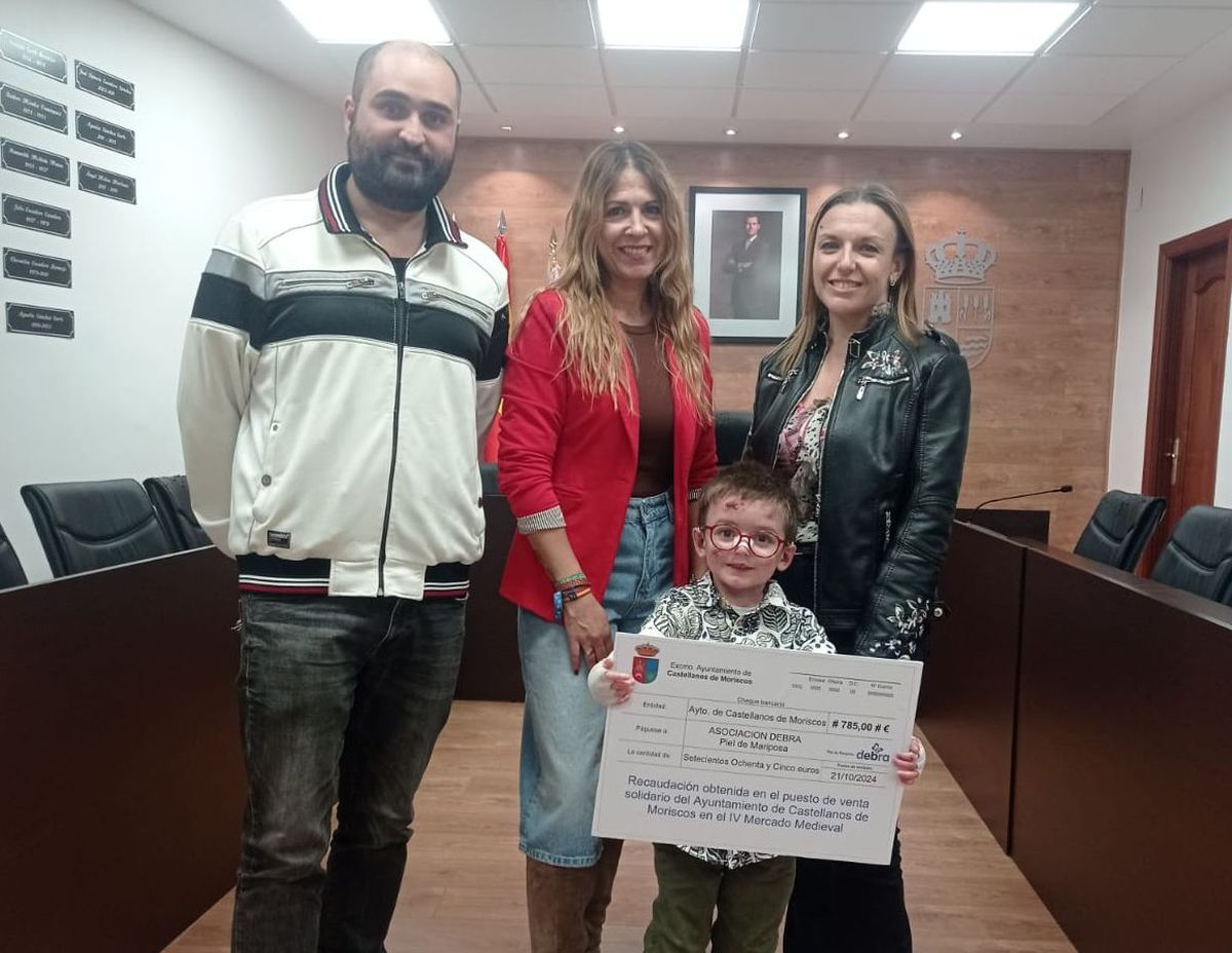 Castellanos de Moriscos hace entrega a Javi Gallo, con Piel de Mariposa, del dinero recaudado en el Mercado Medieval 