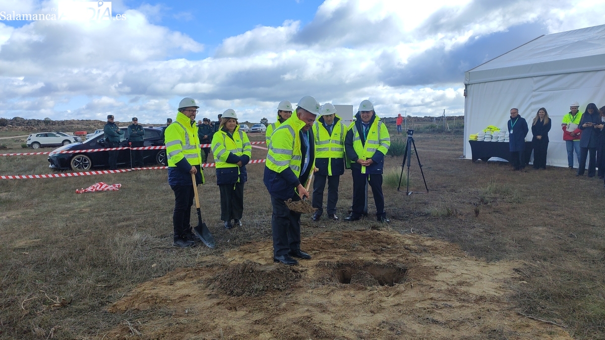 Plenitude coloca en Villarino de los Aires la primera piedra de la mayor planta fotovoltaica de Castilla y León