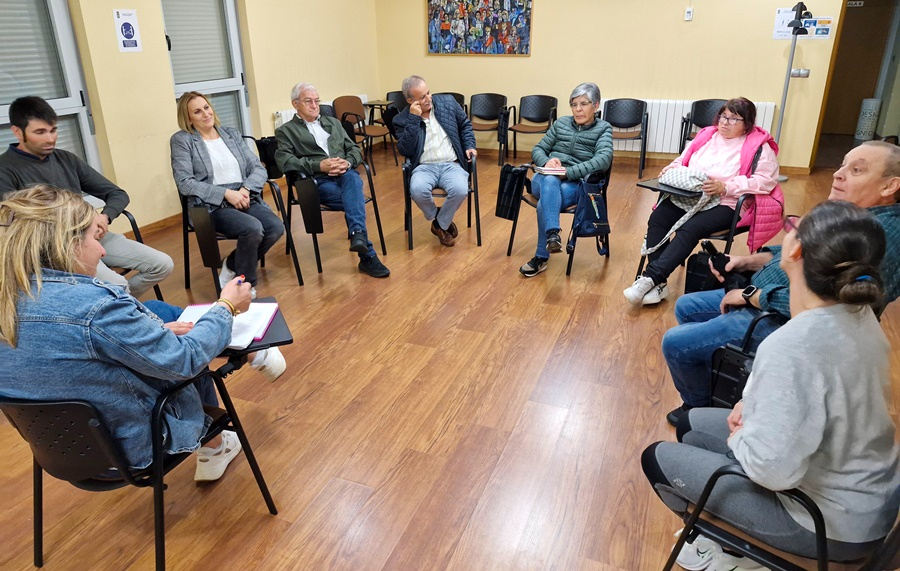 Responsables de asociaciones de vecinos mantienen un encuentro con Ana María Castaño