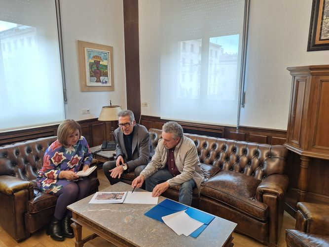 La Plataforma contra los olores de Villamayor se reúne con la Subdelegada: piden la colaboración de la Guardia Civil 