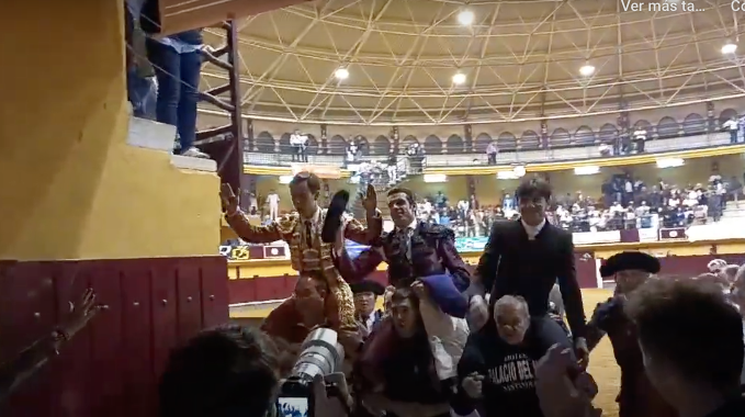 Así fue la salida en hombros por la puerta grande tras la triunfal corrida de toros en Alba de Tormes (VÍDEO)