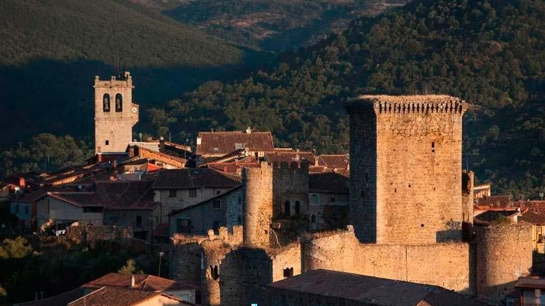 El pueblo de Salamanca de sólidas murallas ideal para una escapada de un día 