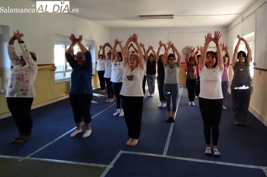 Comienza en Cipérez un nuevo curso de yoga con casi 25 participantes